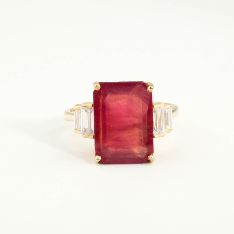 Bague de haute joaillerie pour femme en argent 925 plaqué or avec rubis naturel rectangulaire 8,93ct et zircons baguettes.