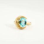 Bague de haute joaillerie pour femme en argent 925 plaqué or avec topaze bleue naturelle ovale, moissanites jaunes et motif croissant de lune.