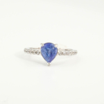 Bague de joaillerie pour femme en argent 925 rhodié ornée d'une tanzanite naturelle poire 1,03ct et anneau pavé de zircons.