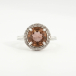 Bague de joaillerie pour femme en argent 925 rhodié avec zultanite naturelle taille ronde et halo de zircons.