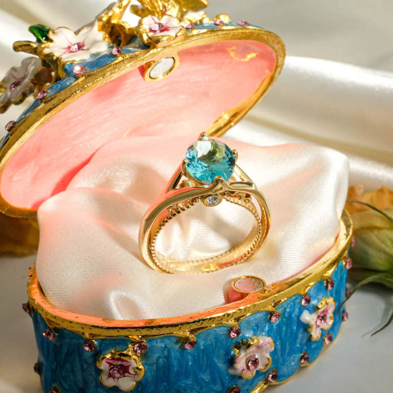 Orijinal faset oval kesim 1,95 karat blue topaz doğal taş ve 0,04 karat pırlanta süslemeli altın kaplama 925 ayar gümüş kadın yüzük.