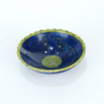 Bol décoratif artisanal en mosaïque de lapis-lazuli naturel et jade avec bord ondulé.