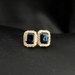 Boucles d'oreilles clous en argent 925 plaqué or serties de saphirs bleus naturels 3,95ct et halo de zircons.