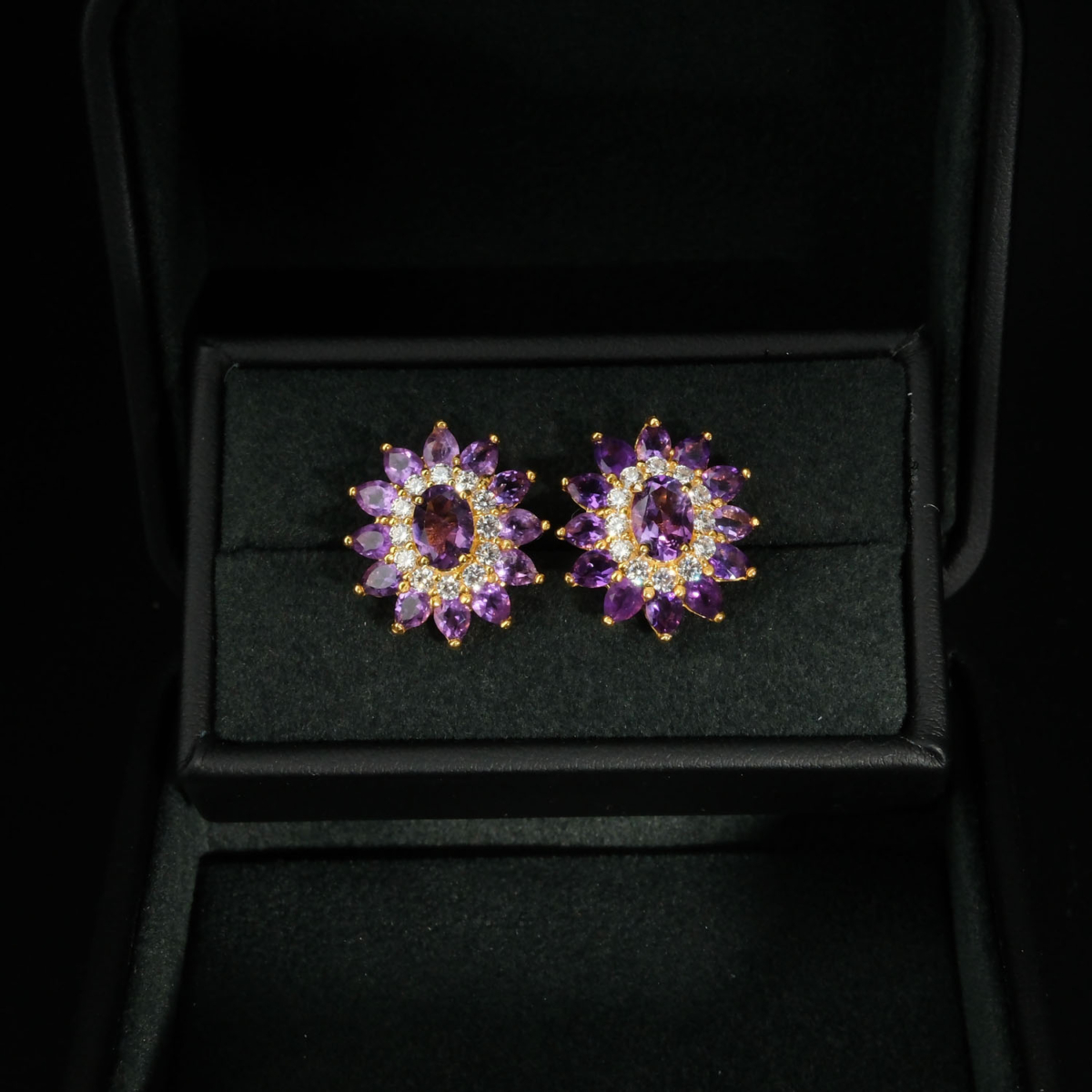 Boucles d'oreilles fleuries pour femme en argent 925 plaqué or avec améthystes violettes naturelles facettées.