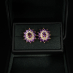 Boucles d'oreilles fleuries pour femme en argent 925 plaqué or avec améthystes violettes naturelles facettées.