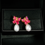 Boucles d'oreilles pendantes papillon en argent 925 plaqué or avec rubis naturels et perles d'eau salée.