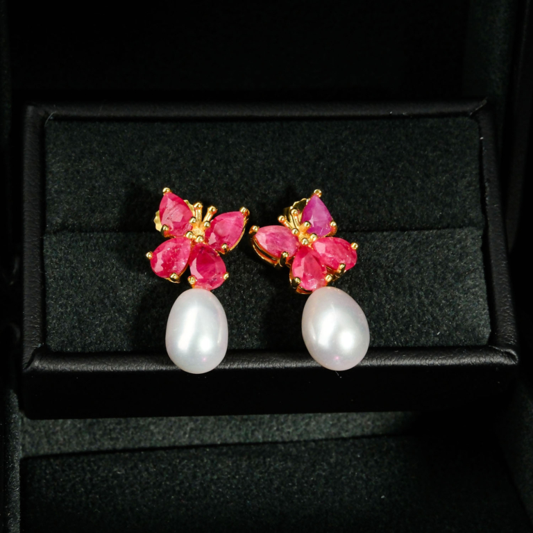 Boucles d'oreilles pendantes papillon en argent 925 plaqué or avec rubis naturels et perles d'eau salée.