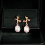 Boucles d'oreilles pendantes branche en argent 925 avec rubis naturels et perle goutte d'océan.