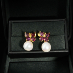Boucles d'oreilles pendantes papillon en argent 925 plaqué or avec tourmaline rose et perle d'océan naturelle.