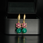 Boucles d'oreilles pendantes fleuries en argent 925 plaqué or avec tourmaline rose et agate verte facettée.