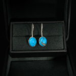 Boucles d'oreilles pendantes pour femme en argent 925 ornées de pierres de turquoise naturelle bleue.