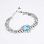 Bracelet de haute joaillerie pour femme en argent 925 rhodié serti d'une topaze bleue naturelle et zircons.