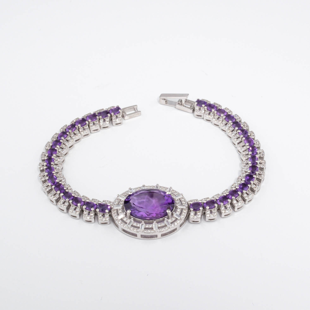 Bracelet de haute joaillerie en argent 925 rhodié avec améthyste violette naturelle et halo de zircons baguettes.