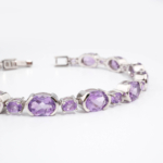Bracelet de haute joaillerie en argent 925 rhodié avec améthystes violettes naturelles ovales et rondes facettées.
