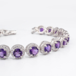 Bracelet de joaillerie en argent 925 rhodié avec améthystes violettes naturelles rondes et halo de zircons étincelants.
