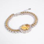 Bracelet de haute joaillerie en argent 925 rhodié avec citrine jaune naturelle et halo de zircons taille baguette.