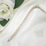 Bracelet de haute joaillerie en argent 925 rhodié avec citrines jaunes naturelles rondes et halo de zircons étincelants.