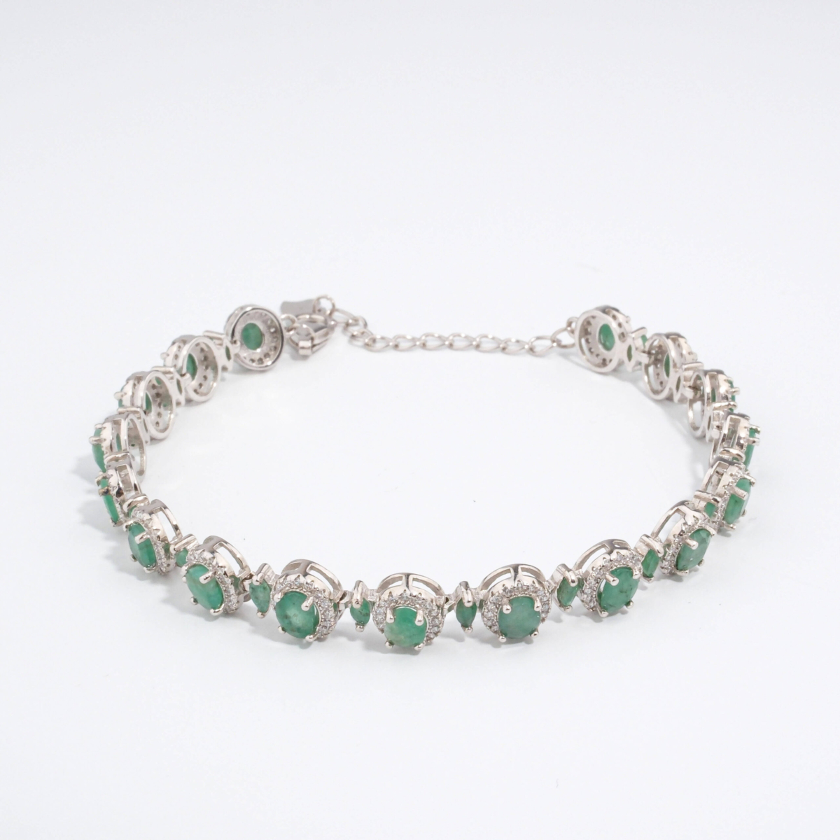 Bracelet de haute joaillerie pour femme en argent 925 rhodié serti d'émeraudes vertes naturelles et zircons.