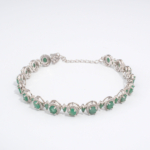 Bracelet de haute joaillerie pour femme en argent 925 rhodié serti d'émeraudes vertes naturelles et zircons.