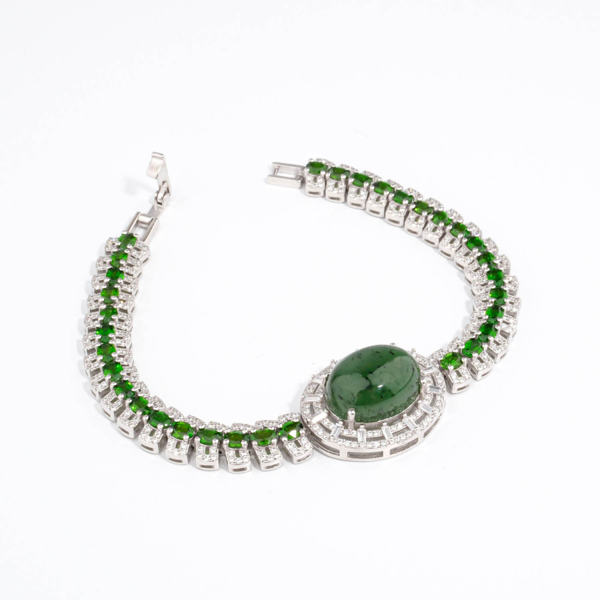Bracelet de haute joaillerie en argent 925 avec jade vert naturel cabochon et halo de zircons taille baguette.
