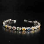 Bracelet de joaillerie en argent 925 avec saphirs multicolores naturels ovales et halo de zircons étincelants.[cite: 78]