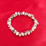 Bracelet de lithothérapie pour femme et homme en perles de pierre de lune naturelle blanche forme libre.
