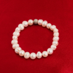 Bracelet élégant pour femme en véritables perles naturelles d'eau douce blanches avec intercalaire argenté.