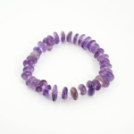 Bracelet de lithothérapie pour femme et homme en perles d'améthyste naturelle violette forme libre.