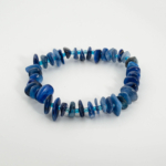 Bracelet de lithothérapie pour femme et homme en perles de cyanite kyanite naturelle bleu forme libre.