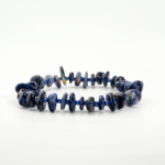 Bracelet de lithothérapie pour femme et homme en perles de sodalite naturelle bleu nuit forme libre.