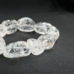Bracelet élastique en pépites de cristal de roche quartz transparent naturel poli.