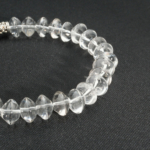 Bracelet élastique en perles rondelles de cristal de quartz transparent naturel poli de 5,5x9 mm.