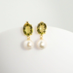 Cercei eleganți din argint 925 placat cu aur cu peridot verde oval fațetat și perlă oceanică suspendată.