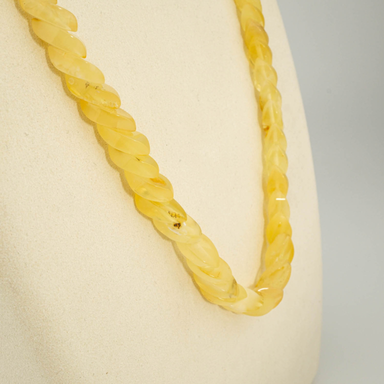 Collier pour adulte en véritable ambre jaune de la Baltique certifié forme torsadée.