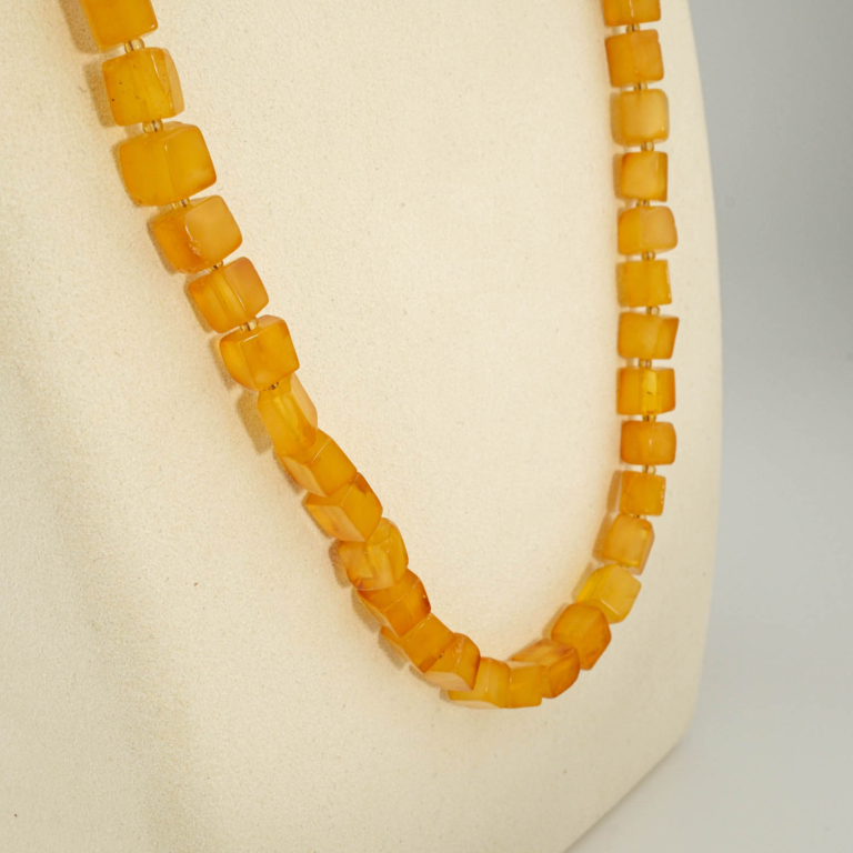 Collier pour adulte en véritable ambre de la Baltique certifié perles cubes.