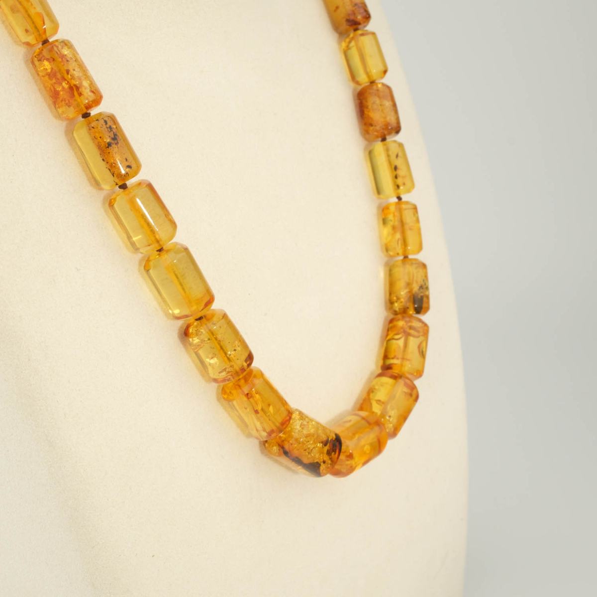 Collier pour adulte en véritable ambre de la Baltique certifié forme cylindrique.