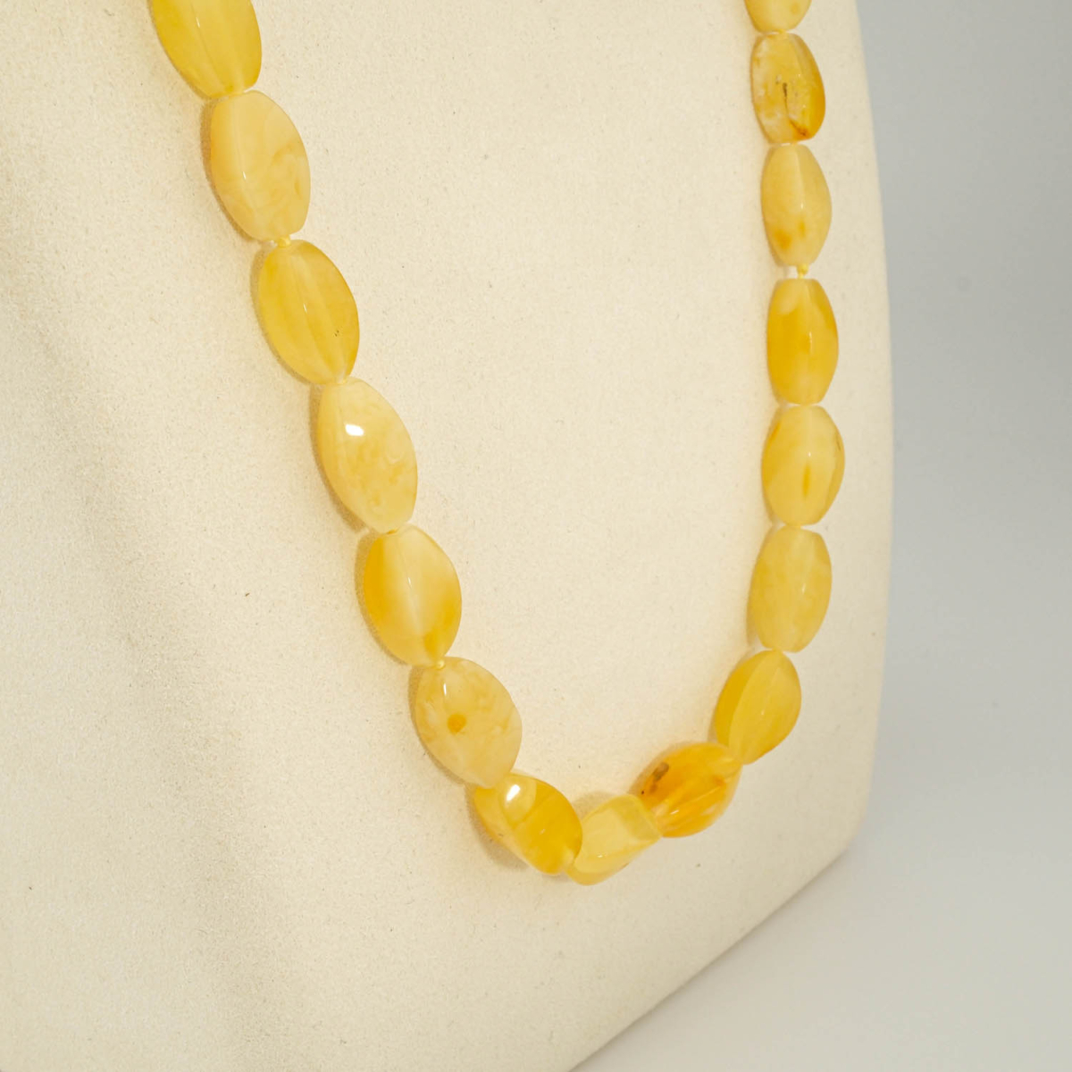 Collier pour adulte en véritable ambre jaune de la Baltique certifié forme navette 55-60cm.