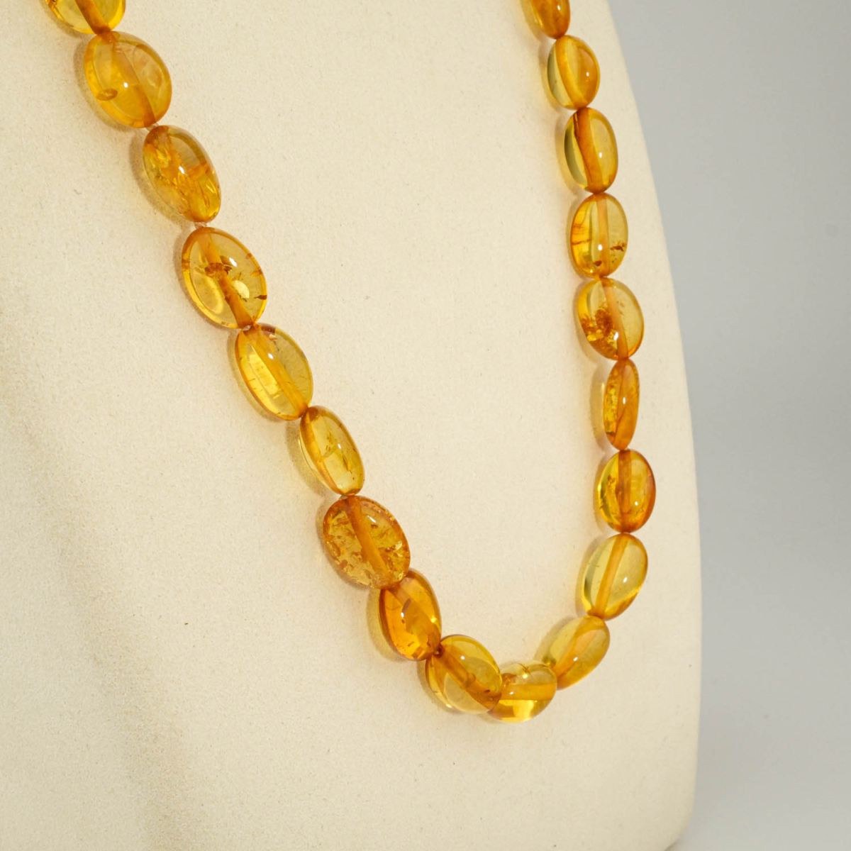 Collier pour adulte en véritable ambre jaune de la Baltique certifié forme olive 53cm.