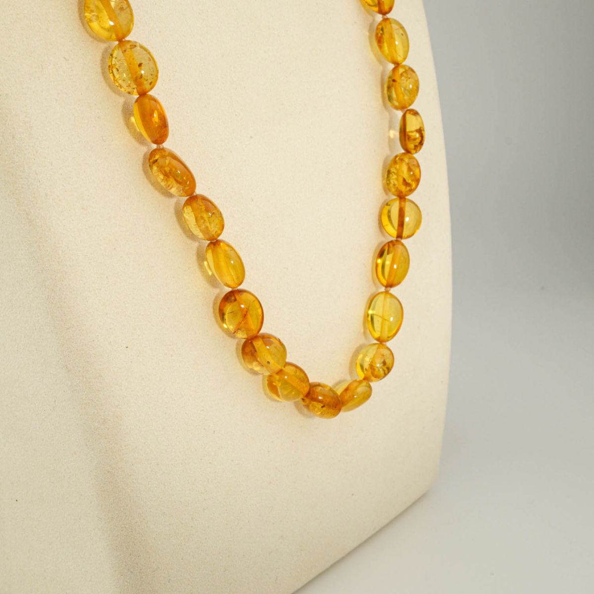Collier pour adulte en véritable ambre jaune de la Baltique certifié forme olive plate.