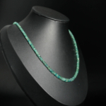 Collier en argent 925 avec rondelles facettées d'émeraude verte naturelle en dégradé de taille.