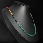 Collier d'exception en argent 925 avec rondelles facettées d'émeraude, rubis et saphirs multicolores naturels.[cite: 71]