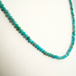 Collier délicat pour femme en véritable turquoise naturelle perles 2 mm avec chaîne d'extension en acier.