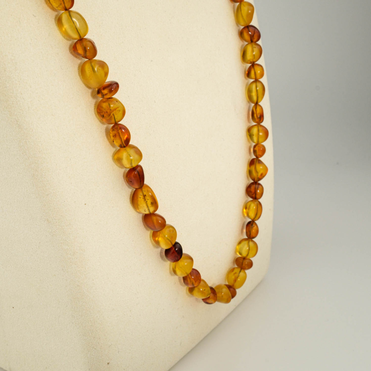 Collier long pour adulte en véritable ambre naturel de la Baltique certifié.