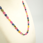 Collier ras-du-cou pour femme en argent 925 avec perles facettées de saphir multicolore naturel.