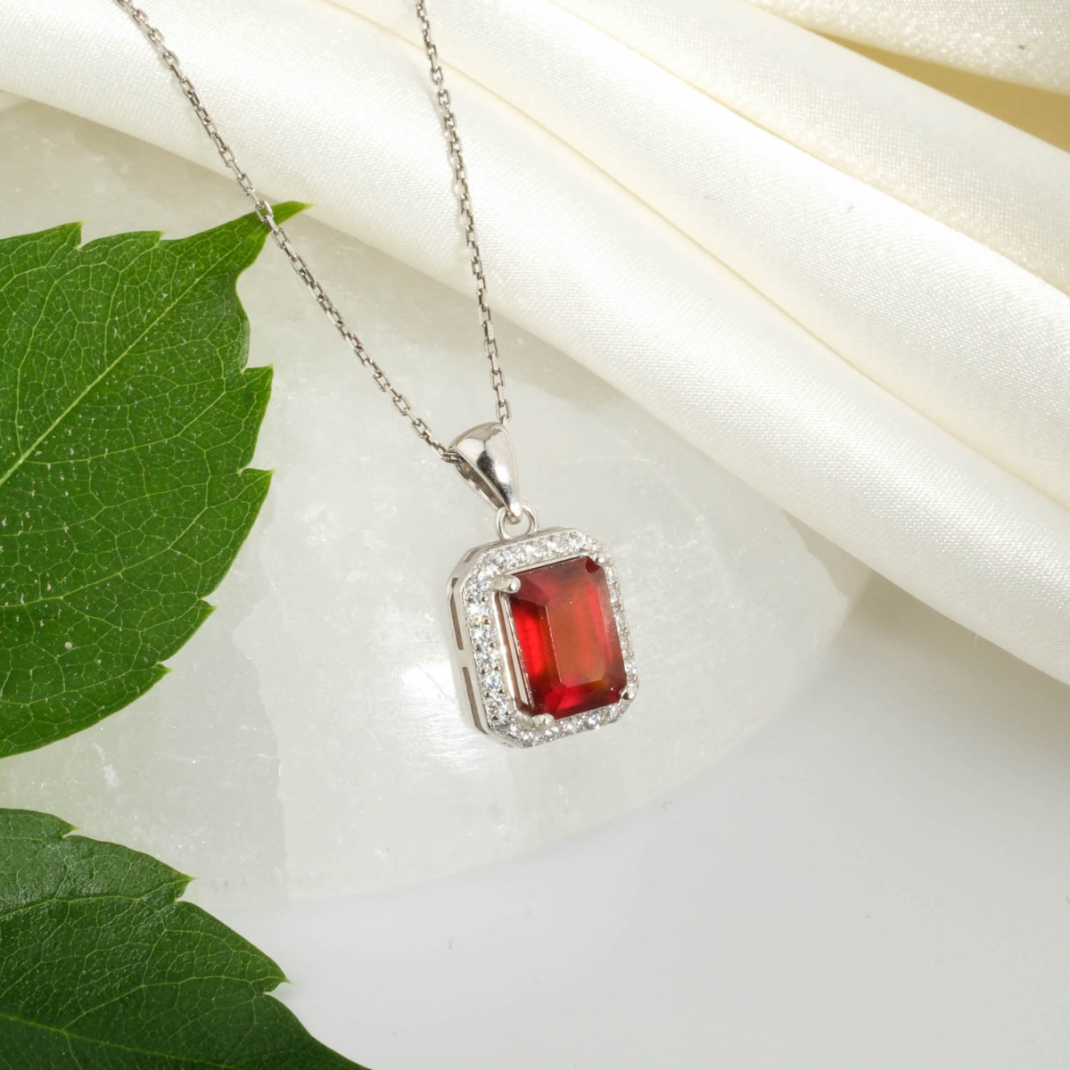 Orijinal hessonit garnet lal taşı baget kesim halo montürlü 925 ayar gümüş kadın kolye.