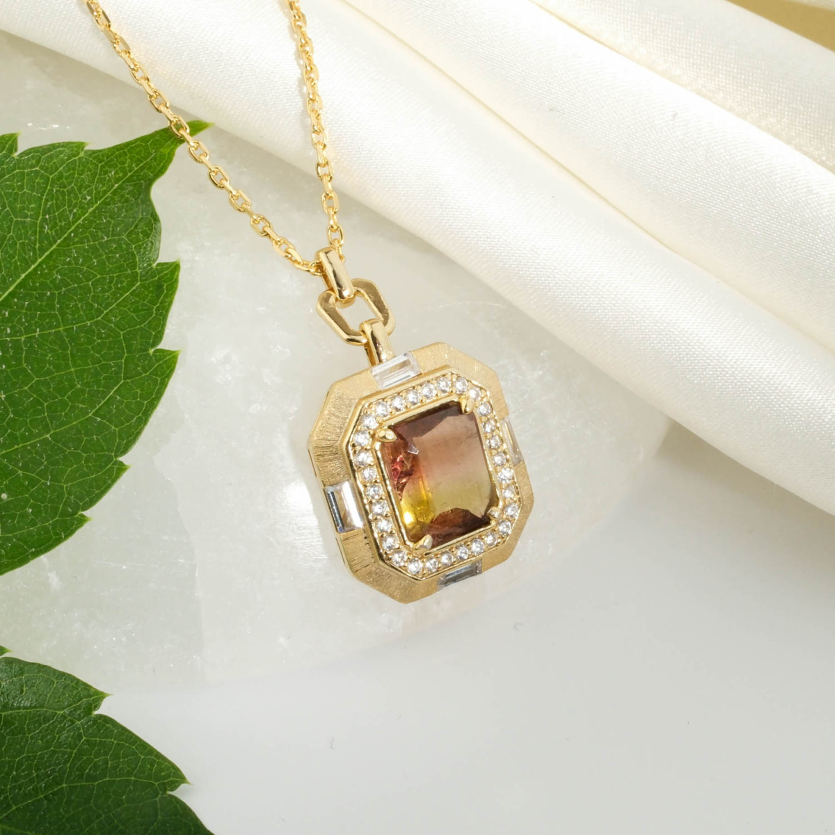 Orijinal pembe ve yeşil karpuz turmalin doğal taş baget kesim zirkon halo montürlü 925 ayar gümüş gold kaplama kadın kolye.