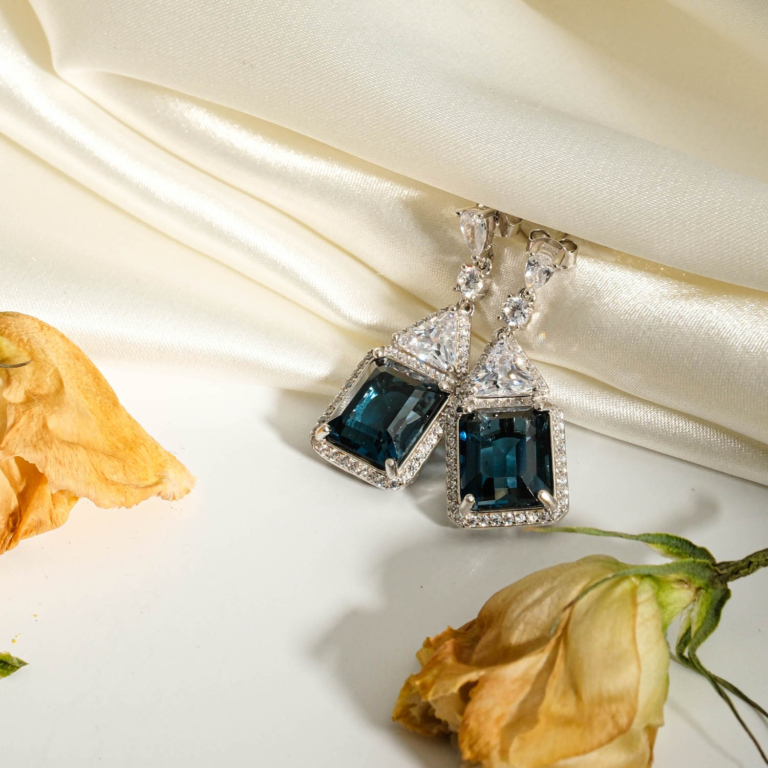 Orijinal faset dikdörtgen kesim 12 karat London Blue topaz doğal taş trilyon detaylı sallantılı 925 ayar gümüş kadın küpe.