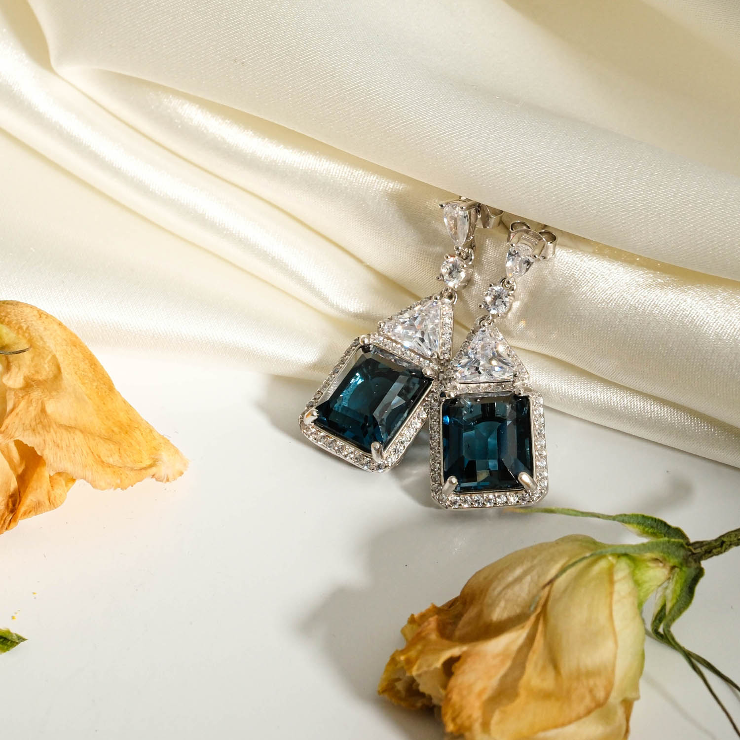 london-topaz-dogal-tas-925-ayar-gumus-sallantili-kadin-kupe-12ct-DSCF3653 Orijinal faset dikdörtgen kesim 12 karat London Blue topaz doğal taş trilyon detaylı sallantılı 925 ayar gümüş kadın küpe.