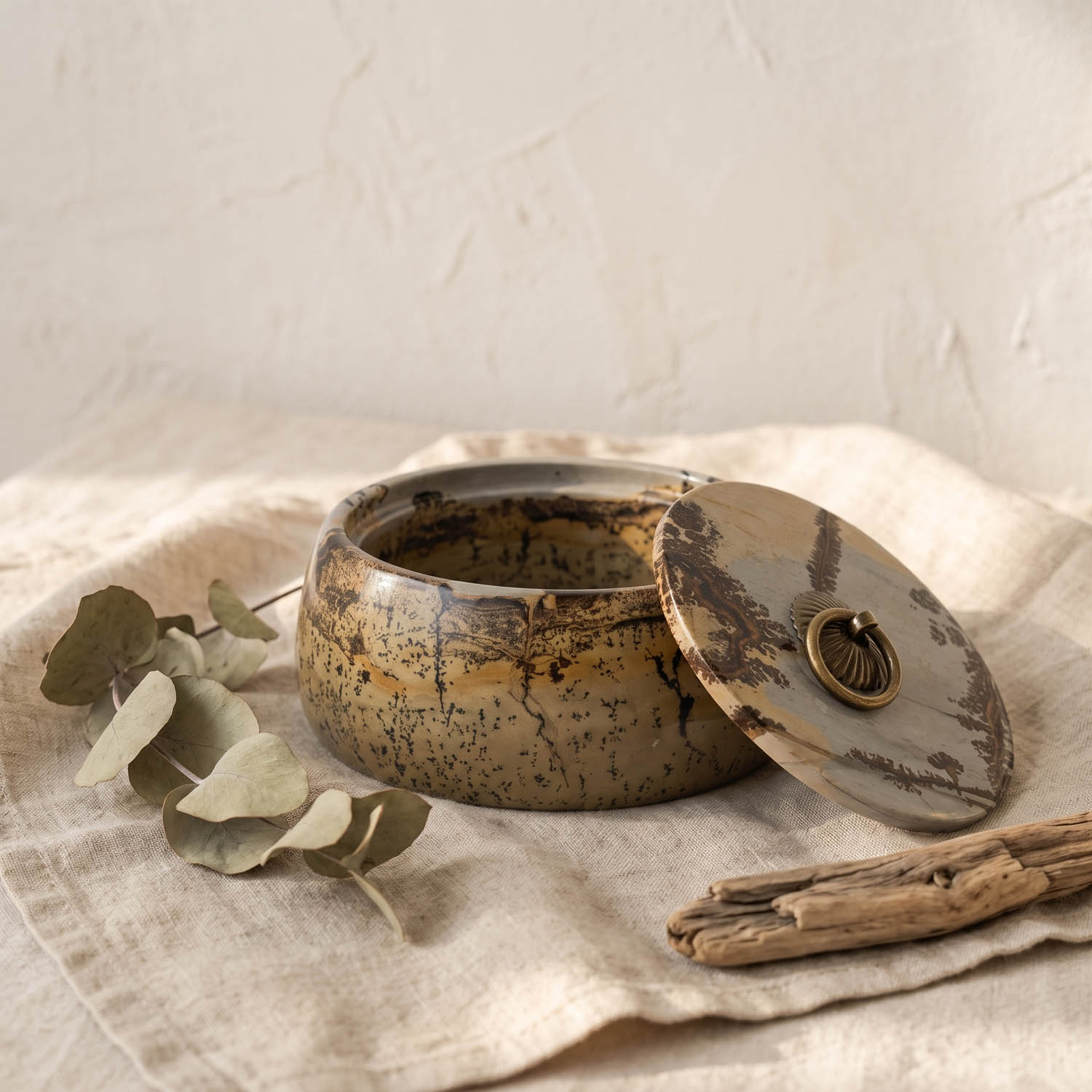 manzarali-jasper-dogal-tas-kapakli-mucevherat-kutusu-11x4cm Orijinal manzaralı jasper doğal taş el işçiliği bronz kulplu kapaklı mücevherat kutusu 11x4cm.