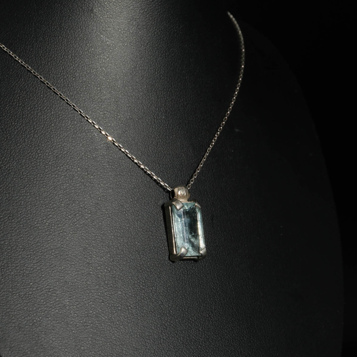 An authentic 6.75ct natural rectangular baguette cut light blue aquamarine gemstone 925 sterling silver pendant.